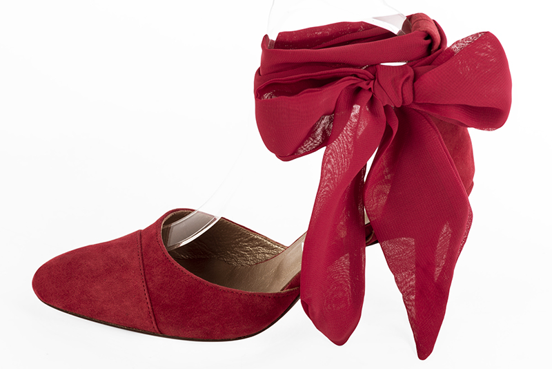 Cardinal red women's open side shoes, with a scarf around the ankle. Round toe. High slim heel. Profile view - Florence KOOIJMAN